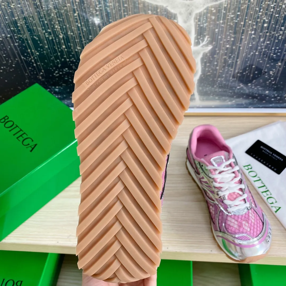 p620🐮🐮High-end version, the original 1:1 couple style new model is on the shelves🔥BV Orbit sneakers Wang Yibo's same style couple's Dad Runner sneakers, made of lightweight technical mesh fabric. Features a geometric patterned rubber outsole. The outsole is made of color-blocked TPU outsole. Size: women’s shoes 35-40, men’s shoes 39-45.